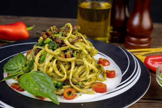 Noodles with Pesto and Cherry Tomatoes -topcrazydeal.com